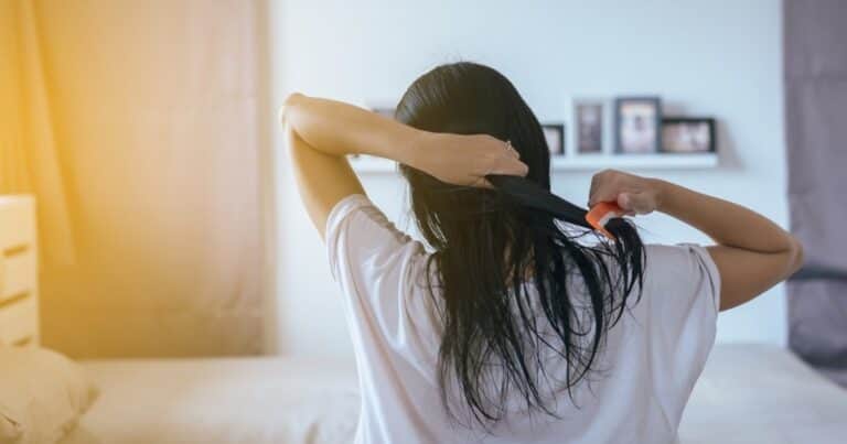 Qué consecuencias tiene acostarse con el pelo mojado para la salud capilar