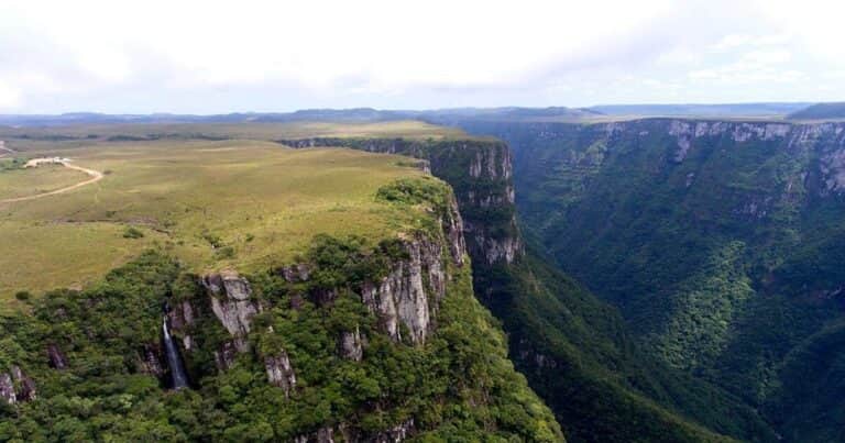 Tragedia en Brasil: una nena de 11 años con TEA cayó desde el mirador de un parque nacional y murió
