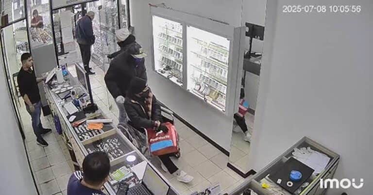 Una silla de ruedas y una mochila de reparto: el increíble robo de un minuto en una joyería