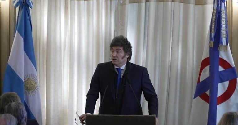 En un acto reservado en el Jockey Club, Milei volvió a cuestionar a las provincias y dijo que hay gobernadores «perversos»