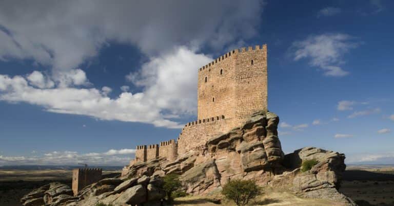 El castillo de Guadalajara que sorprende por su historia y ubicación