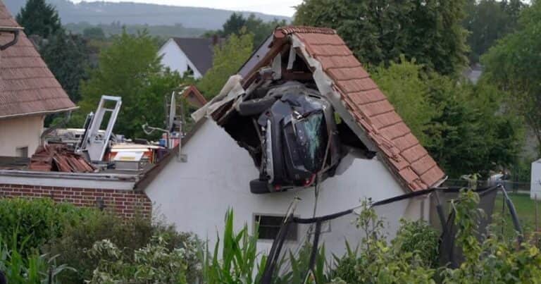 Alemania: un conductor atropelló a un niño que jugaba en una cama elástica y terminó incrustado en el techo de un granero