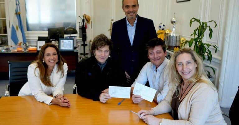 En medio del cierre de listas en la Provincia, crece la desconfianza en el «Triángulo de hierro»