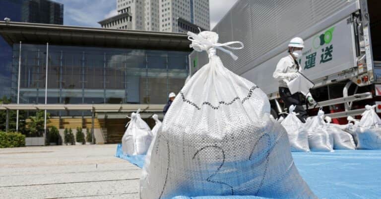 Japón traslada tierra de Fukushima a la sede del Gobierno en Tokio para un proyecto de reciclaje pionero