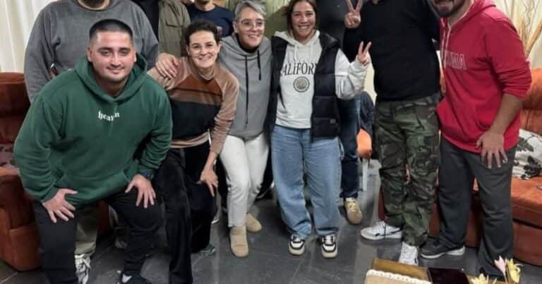 Escándalo en La Pampa: sancionan a un policía con 10 días de arresto por sacarse una foto haciendo la «V» peronista