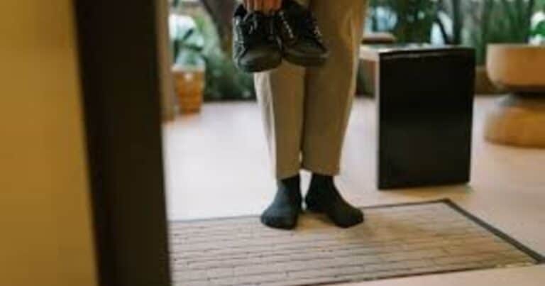 Por qué no se debería usar zapatos dentro de la casa: afecta tu salud