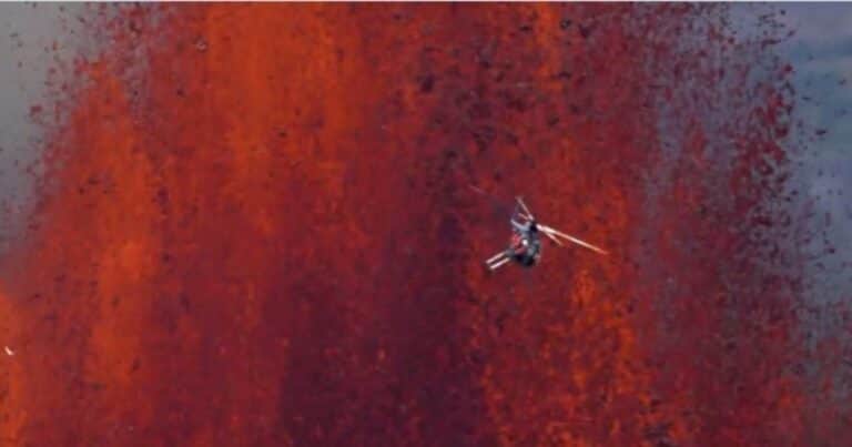 Filmaron a un helicóptero volando en medio de la erupción del volcán Kilauea