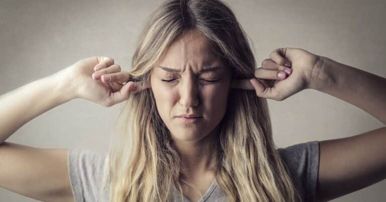 Cómo tratar el tinnitus: posibles soluciones según los expertos