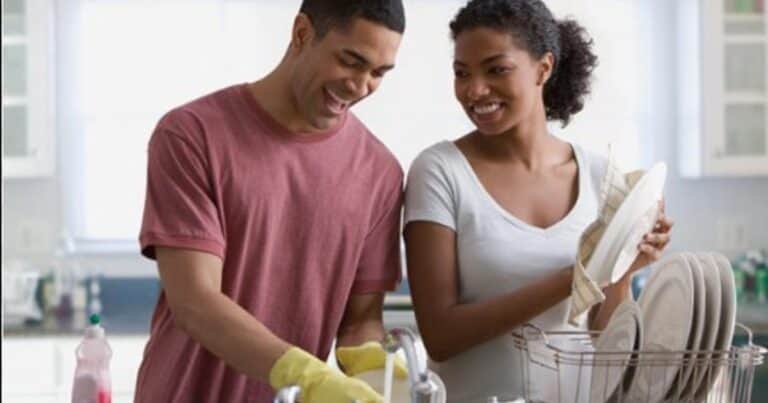 Las parejas son 20% más felices si lavan los platos juntos