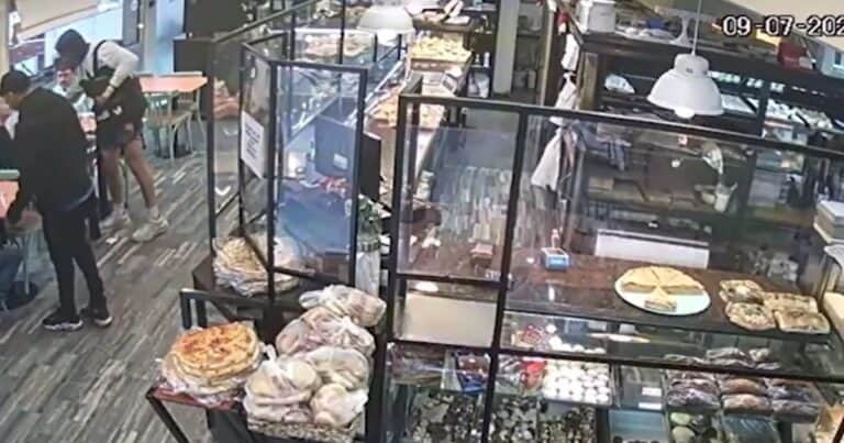 Sorprendente robo en una confitería: ladrones armados exigen las claves de celulares para vaciar billeteras virtuales