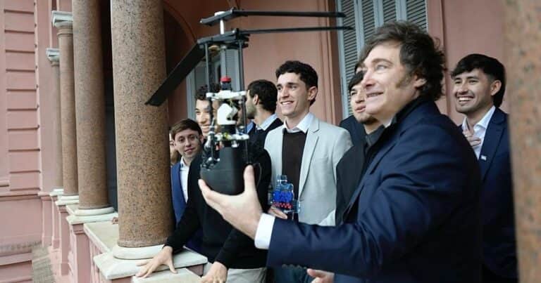 Javier Milei recibió a los argentinos que ganaron un Mundial de la NASA: le llevaron el satélite campeón