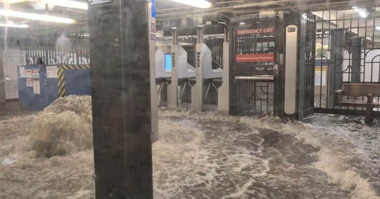 Inundaciones en Nueva York: los impactantes videos del subte con cataratas de agua y lluvias extremas que no dan tregua