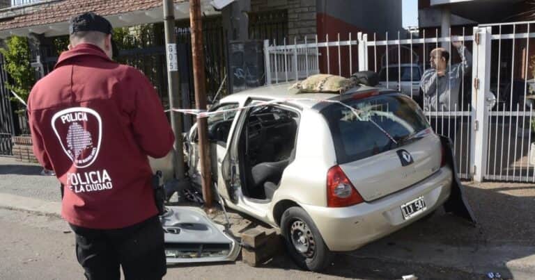 Robaron un auto en Villa Tesei, los persiguió la Policía y terminaron chocando contra una casa en la colectora de la General Paz