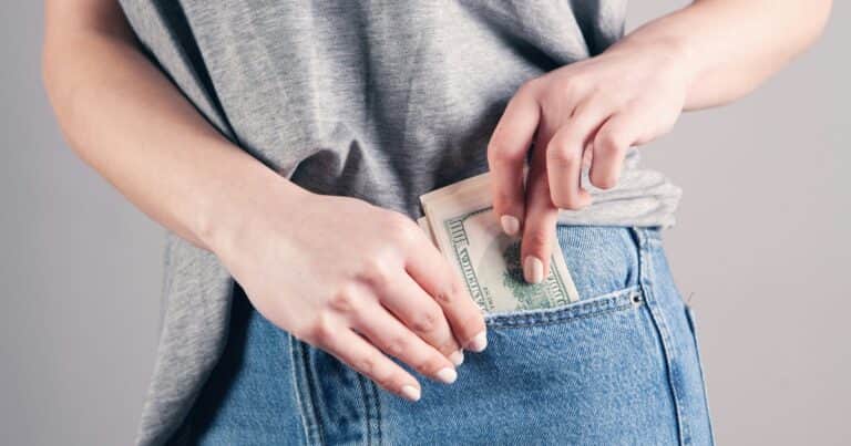 De la caja fuerte al banco: cuánto se puede ganar hoy por mes por los dólares del colchón