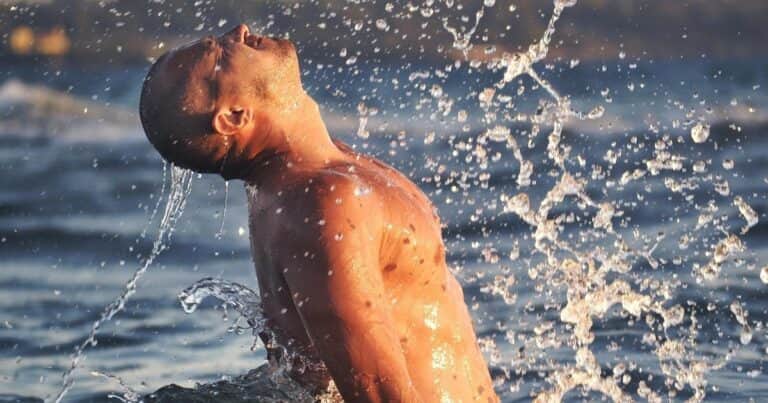 Manuel Viso, doctor, sobre tratar de curar heridas en el mar: «No lo hagas»