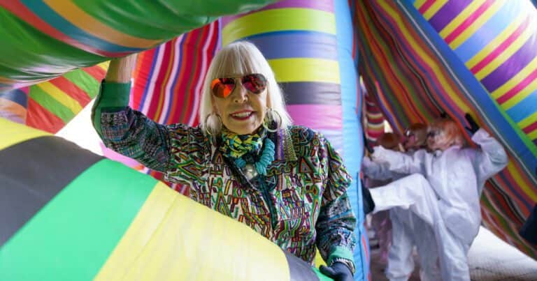 Marta Minujín inauguró «Golosina emocional», una experiencia inmersiva entre colchones y sonido