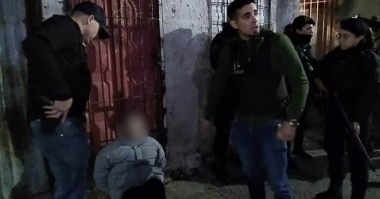 Atrapan a dos adolescentes por el salvaje robo del auto a un jubilado y su hija en Flores: hay otros dos ladrones prófugos