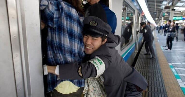 Una dura profesión: empujador de gente en el subte
