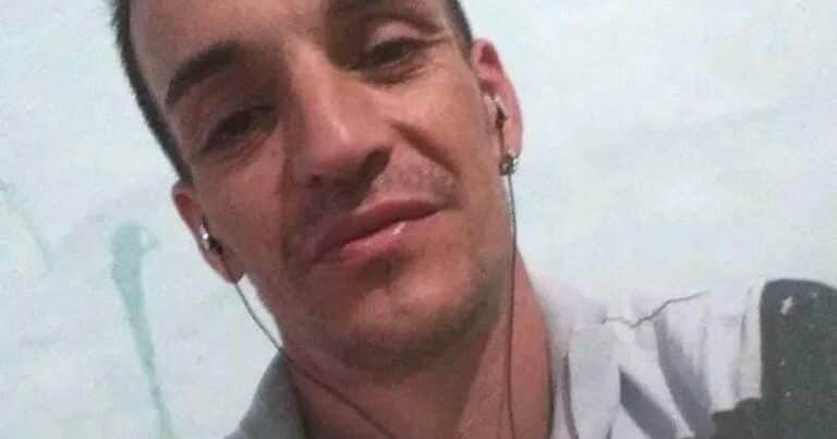 Ataron un cable de fibra cruzando la calle, un motociclista lo enganchó con su cuello y murió