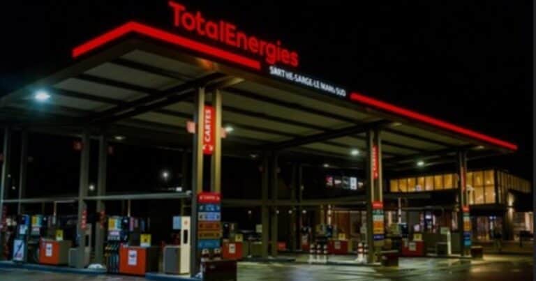 Dejó olvidada a su mujer en una estación de servicio y se dio cuenta 300 km después