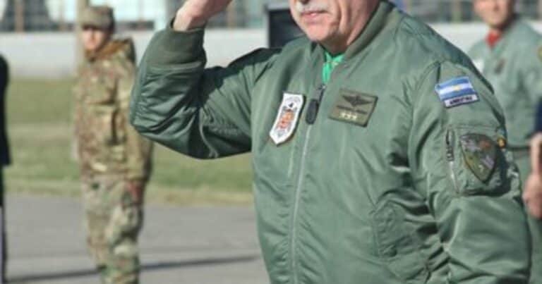 El Gobierno denunció ante la Justicia al ex jefe de la Fuerza Aérea que usó aviones oficiales para vuelos privados
