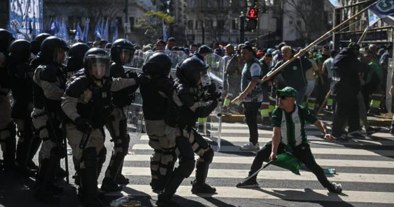 Incidentes frente al Congreso por la manifestación de trabajadores del Garrahan y estatales: aplican el protocolo antipiquetes