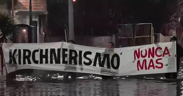La campaña electoral se metió en la inundación: en Villa Celina protestaron por falta de obras con la bandera «Kirchnerismo nunca más»