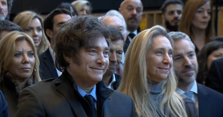 En medio del escándalo por presuntas coimas, Javier Milei se mostró con su hermana Karina en un acto privado