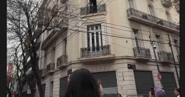 Una mediática trans hizo una particular convocatoria bajo el balcón de Cristina Kirchner, la exvice salió a saludar y ella la bendijo