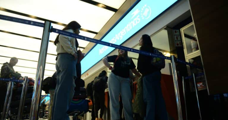 Por el dólar barato en las vacaciones de invierno creció 26,5% los argentinos que viajaron al exterior