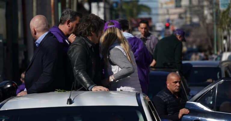 Las fotos y videos de la agresión a Milei durante la caravana en Lomas de Zamora