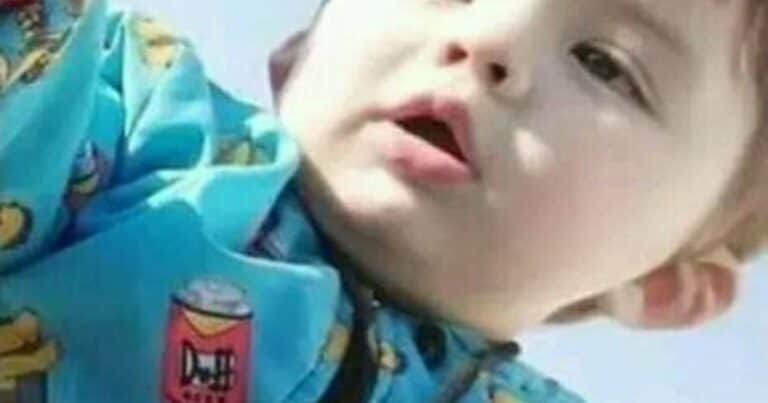 «León tuvo un sufrimiento totalmente innecesario»: piden perpetua para la madre y el padrastro del bebé que murió con una aguja clavada