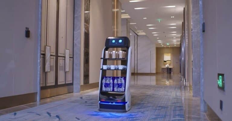 «¿Qué te puedo servir?»: los mozos robots ya están entre nosotros, no piden propina y son cada vez más «humanos»