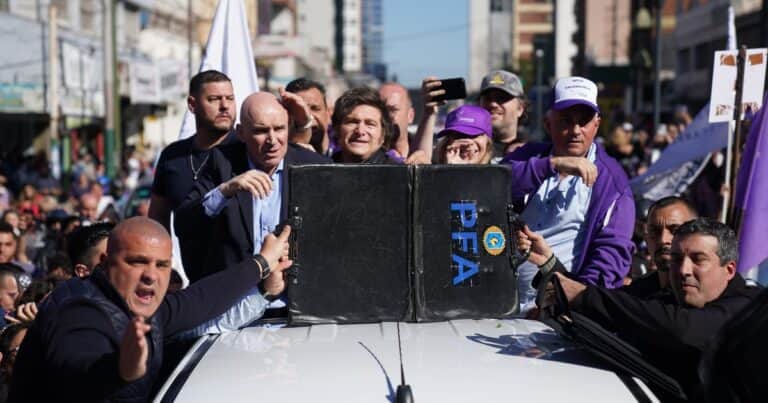 La camioneta que usó Milei en Lomas de Zamora tiene $ 41 millones en multas de tránsito