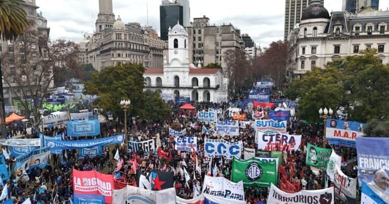 La marcha por San Cayetano culminó con un acto contra el gobierno de Milei en la Plaza de Mayo