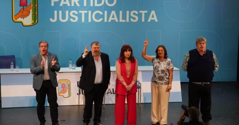 Alarma en el peronismo: las cuatro provincias importantes con riesgo de quiebre o pronóstico de derrota en las que buscan reducir los daños