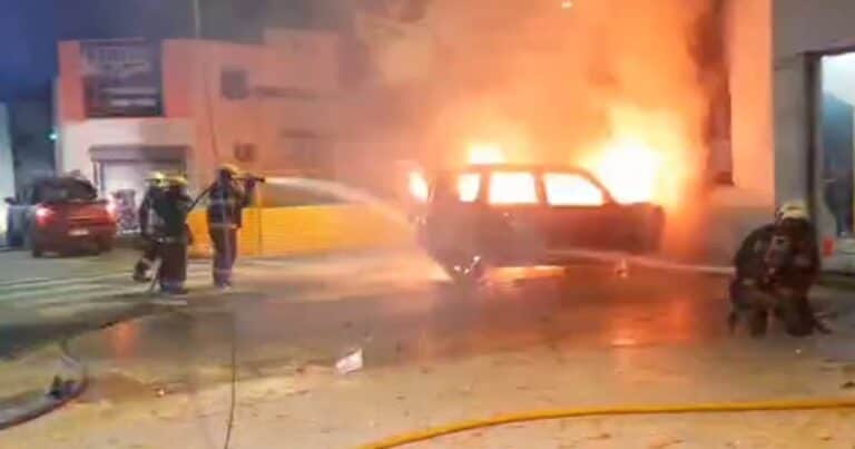 Tres adolescentes se subieron a la vereda con un auto robado y chocaron contra una casa en Villa Soldati: el video del impactante incendio