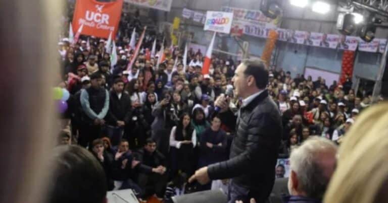 El gobernador de Corrientes recalentó el tramo final de la campaña e insultó a su rival peronista, al que tildó de «pelado, bocón, cu… sucio»