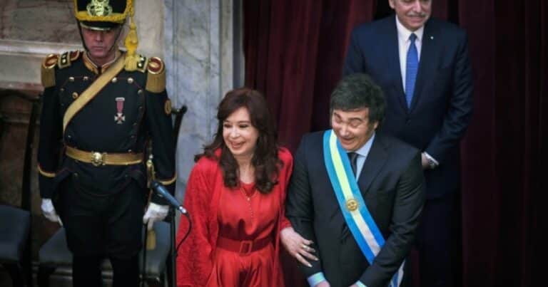 Los economistas ahora dicen que se emite más y hay déficit fiscal ¿y por qué entonces la inflación baja?