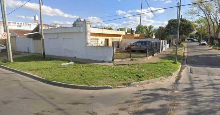 Millonario robo a una jubilada en Berisso: sospechan de un llamado previo y siguen la pista de dos merodeadores