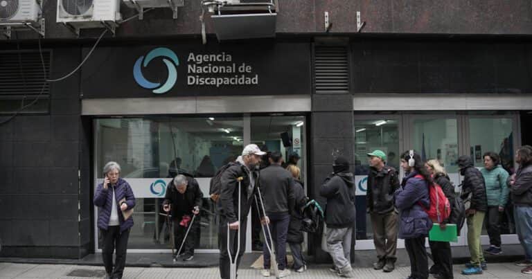 Dinero, contratos multimillonarios y una orden de extracción en caliente de celulares: el detalle de los allanamientos por el caso de los audios