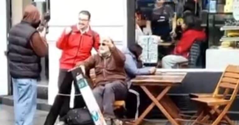 El piquetero Eduardo Belliboni se sentó en una cafetería mientras había protestas frente al Congreso
