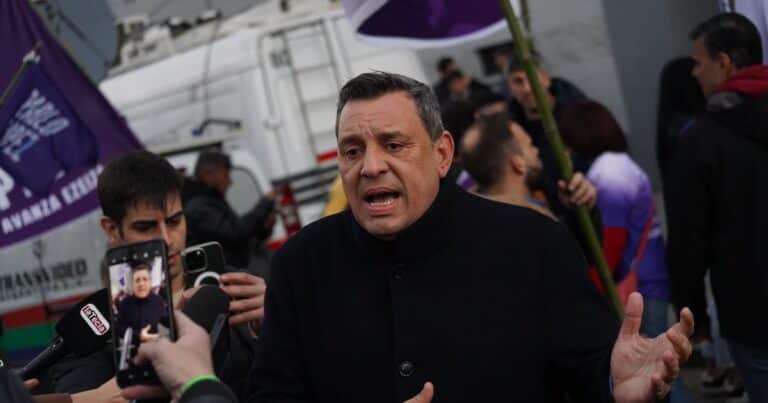 Sin pruebas contundentes, la Justicia plancha la causa contra los policías acusados de ayudar a un candidato libertario