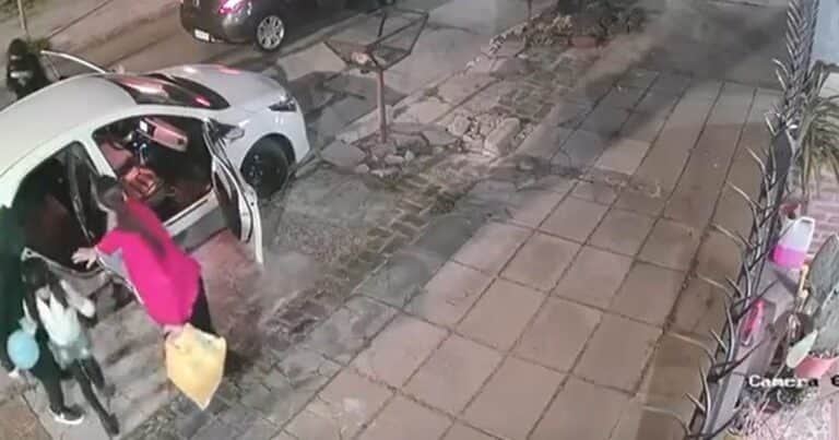 La dramática escena de una nena con un globo y las manos en alto en medio del violento robo a una familia