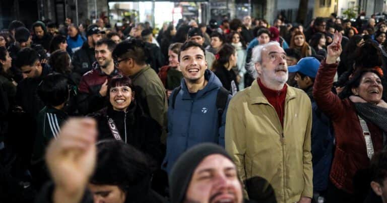 Sin datos oficiales, militantes K se reúnen frente al departamento donde está presa Cristina Kirchner para celebrar