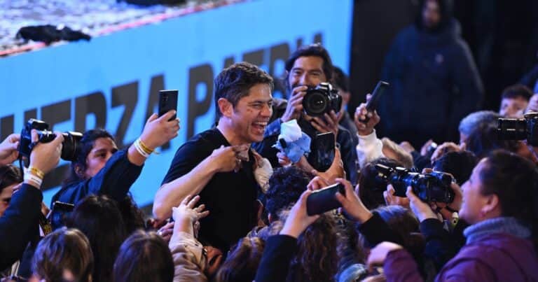 Doble festejo de Kicillof: exigió a Milei que «rectifique el rumbo» y ya empezó a capitalizar el resultado en la interna del peronismo