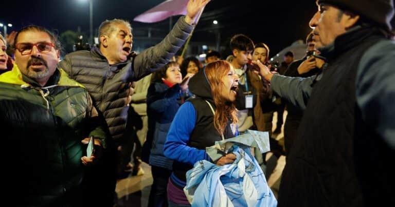 Incidentes en el cierre de la campaña libertaria: pedradas, golpes y un predio blindado para proteger a Milei
