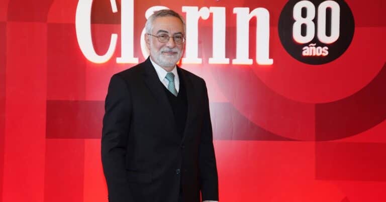 Los embajadores y diplomáticos, asombrados con la enorme presencia de políticos, jueces y famosos en el festejo por los 80 años de Clarín