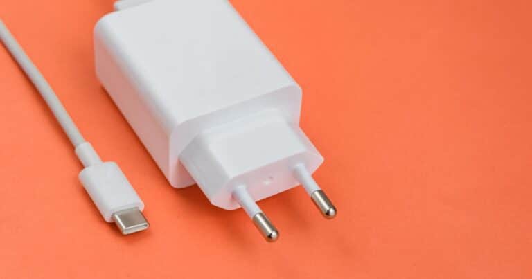 ¿Dejás tus cargadores enchufados? Cuidado con el consumo