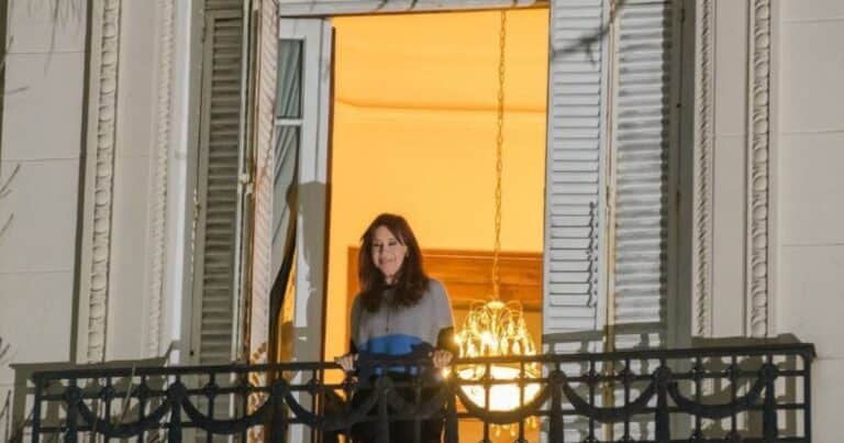 Cristina Kirchner volvió a salir al balcón y saludó a los militantes, a tres años del atentado en su contra